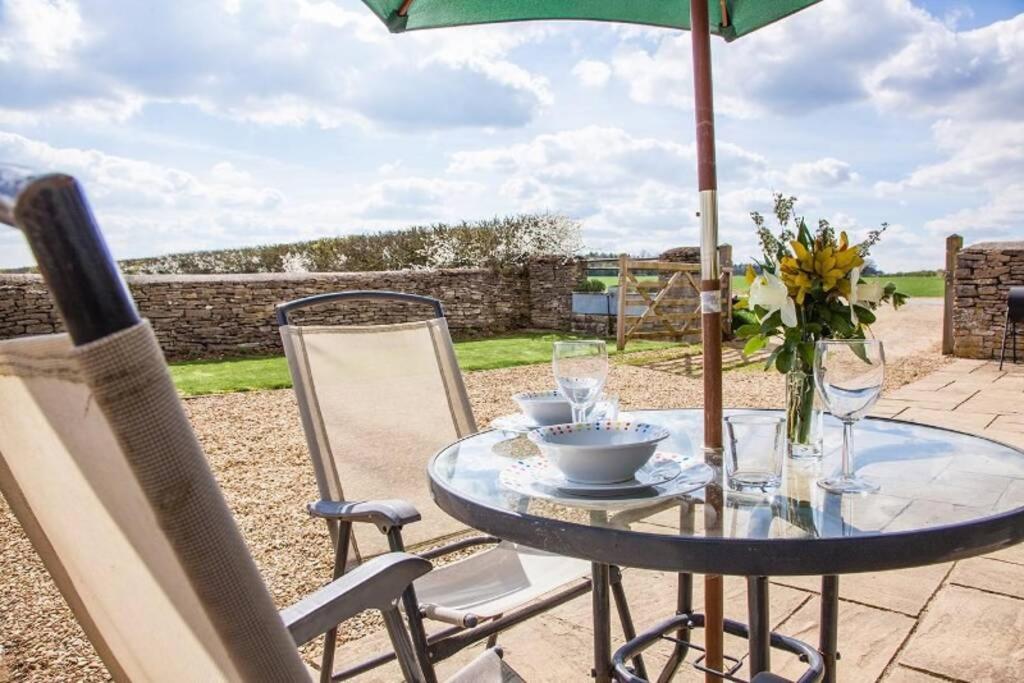 Villa Secluded Romantic Cotswolds Barn - Sleeps 2 To 4 - Near Cirencester - Dog Friendly Kemble Exterior foto